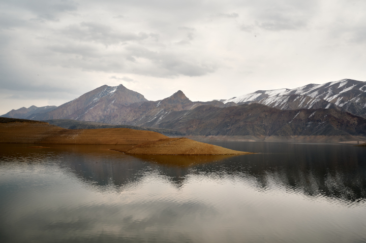 Bergsee mit schneebedeckten Gipfeln – Symbol für Klarheit und innere Ruhe